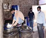 कायमगंज के मोहल्ला नई बस्ती स्थित गोदाम में तेल के ड्रम सीज करती खाद्य सुरक्षा विभाग की टीम।