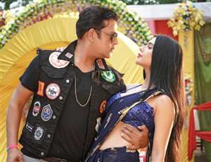 Ravi Kishan and Ruhi Singh in Patna Hilega song. Photo- PR