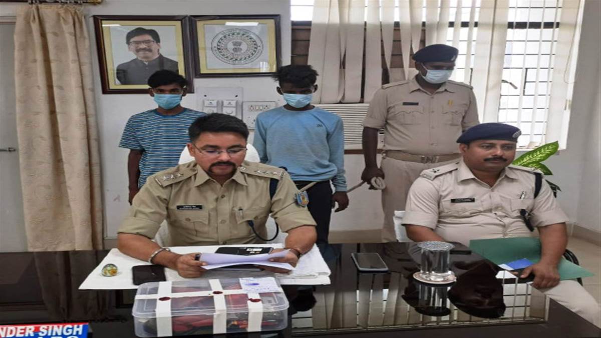 Jamshedpur Crime News : गिरफ्तार आरोपी औऱ जानकारी देती पुलिस।