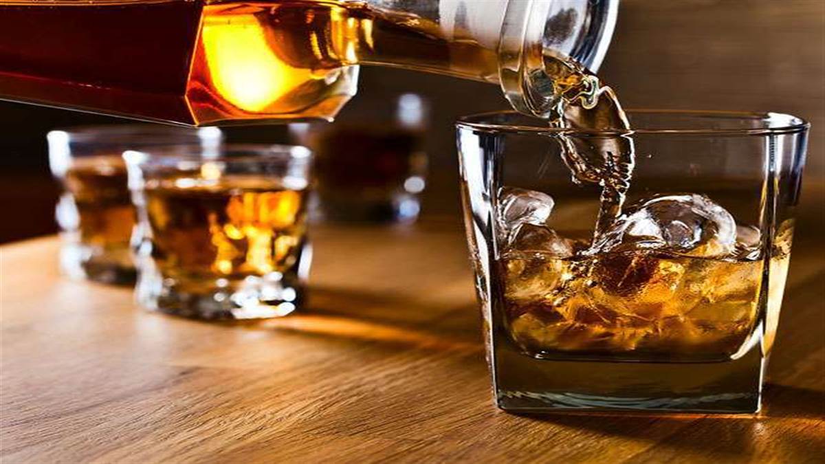 Liquor News: शराब के शौकीनों को पसंद आ रहा है केजरीवाल सरकार का आफर