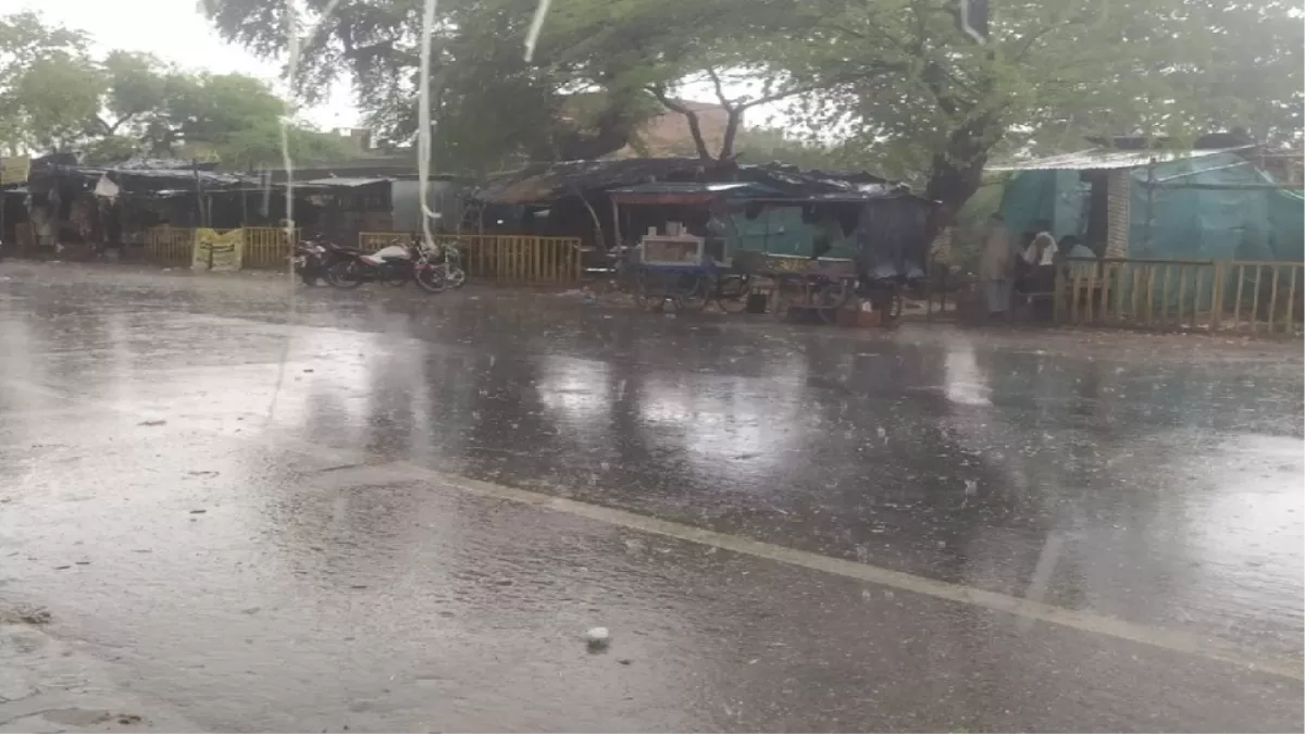 Weather Update : कानपुर समेत कई जिलों का मौसम बदला, कुछ स्थानों पर तेज हवा संग हुई बूंदाबांदी