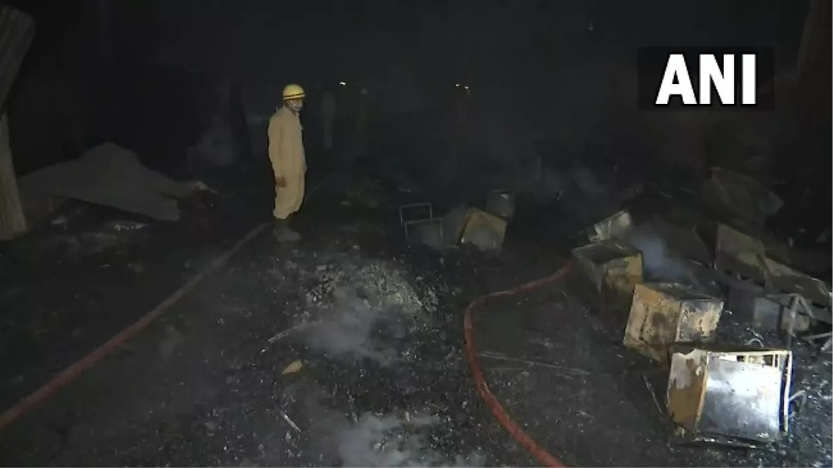 Delhi Fire: दिल्ली के भलस्वा डेयरी में बजरंग चौक के पास स्थित फर्नीचर गोदाम में लगी आग, 11 दमकल विभाग की गाड़ियां मौजूद