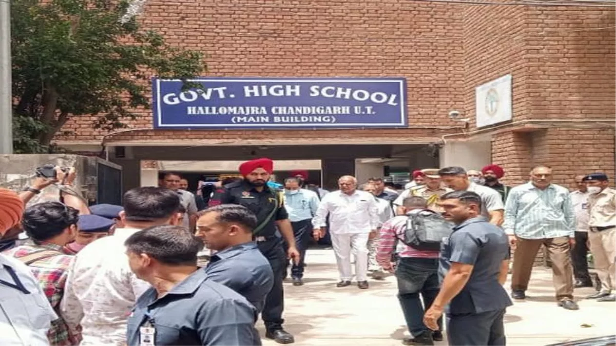 चंडीगढ़ के हल्लोमाजरा स्कूल पहुंचे प्रशासक बीएल पुरोहित, अधिकारियों में मची अफरा-तफरी, स्कूल की हालत देख लगाई लताड़