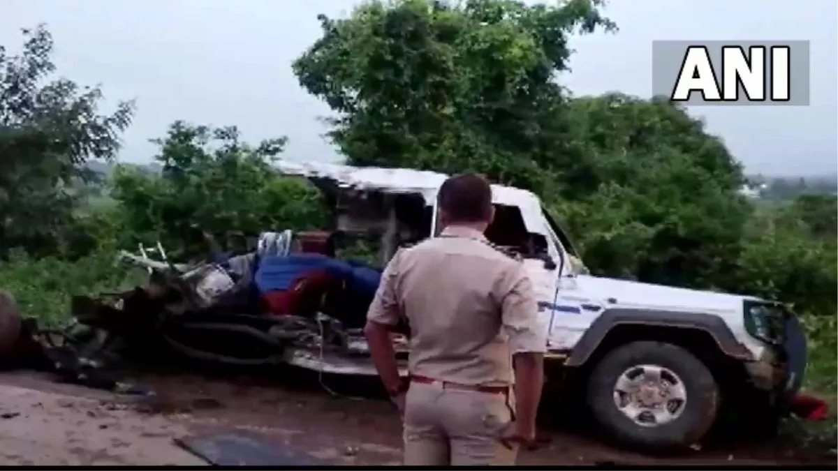 Karnataka Road Accident: कर्नाटक में भीषण सड़क हादसा, वाहन के पेड़ से टकराने से 7 लोगों की हुई मौत, 10 घायल