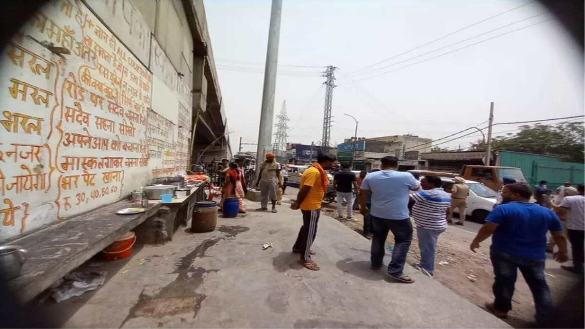 लुधियाना के शिवपुरी चौक पर निगम की कार्रवाई, फुटपाथ पर किए अतिक्रमण हटाए