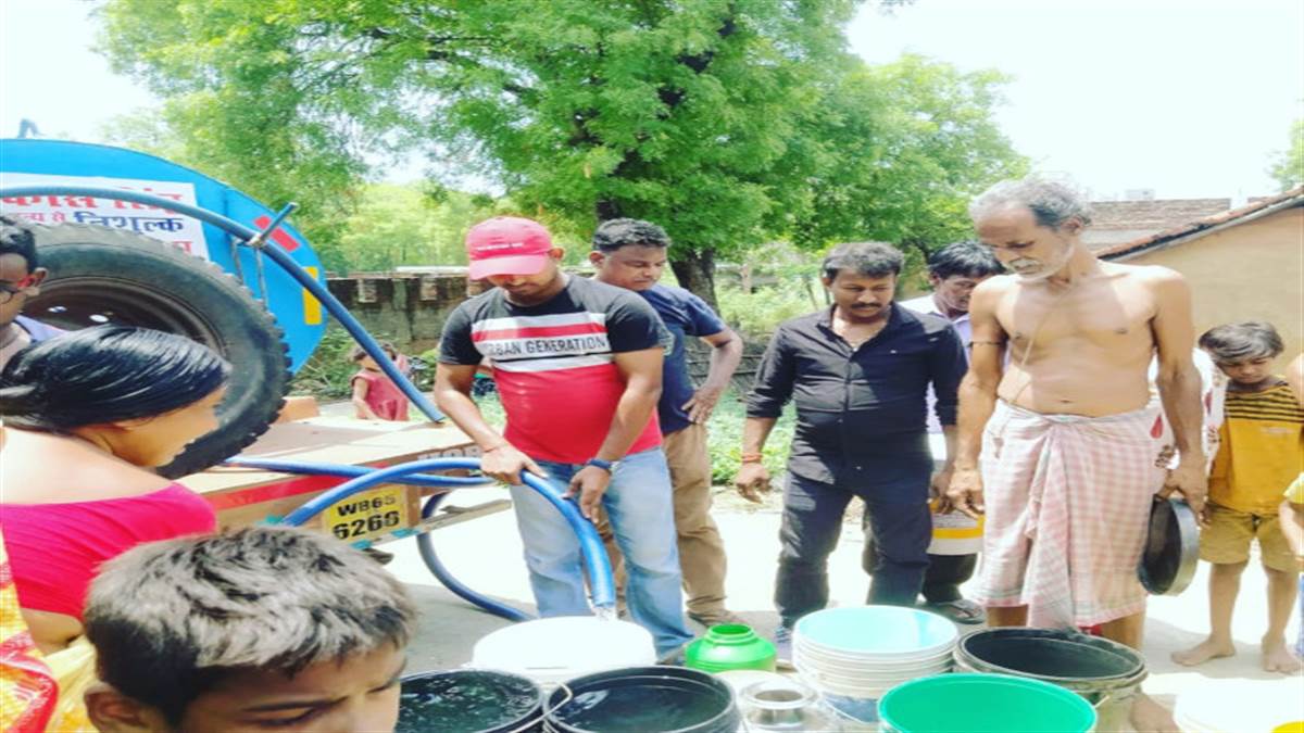 Jamshedpur Water Crisis : टेंकर से पानी लेते लोग।