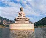 घोड़ा कटोरा पहाड़ी झील में स्थापित भगवान बुद्ध की प्रतिमा व वोटिंग करते लोग। जागरण