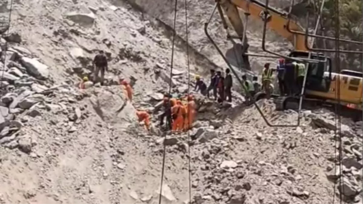 Ramban Tunnel Collapsed : रामबन एडिट टनल में दबे 9 मजदूरों में से 4 के शव मिले, बाकियों की तलाश जारी