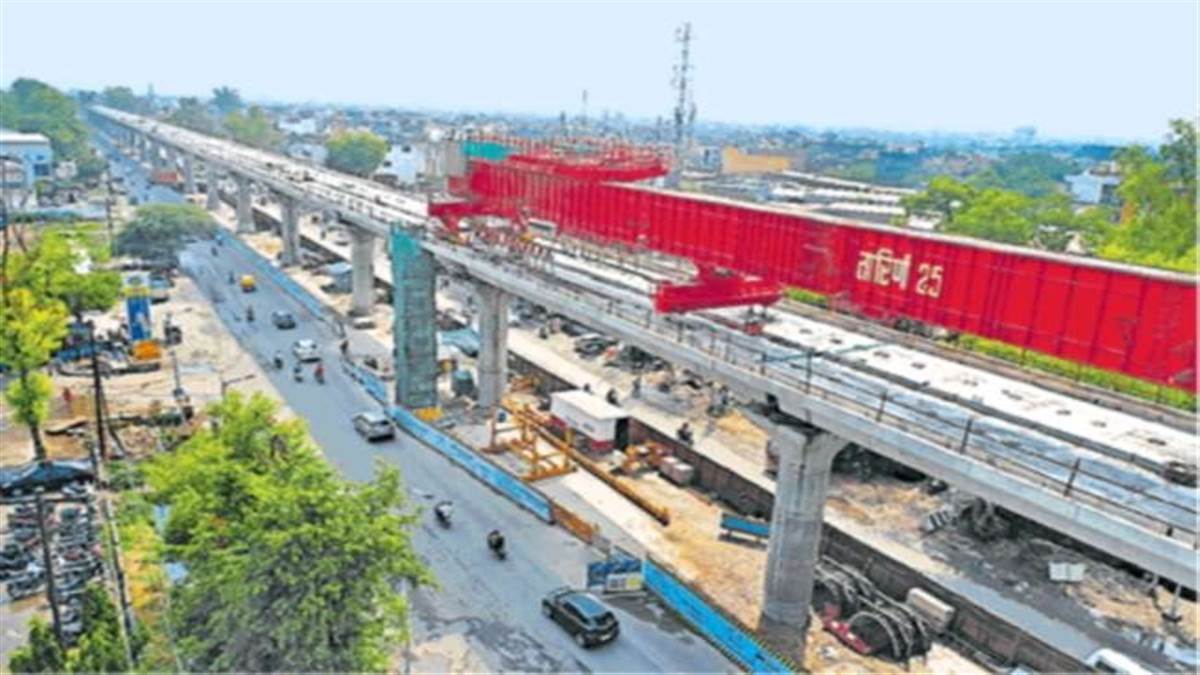 Delhi Meerut Rapid Rail Project: उत्तर प्रदेश के मंत्री के पीएसओ की कार के बोनट पर गिरा सरिया