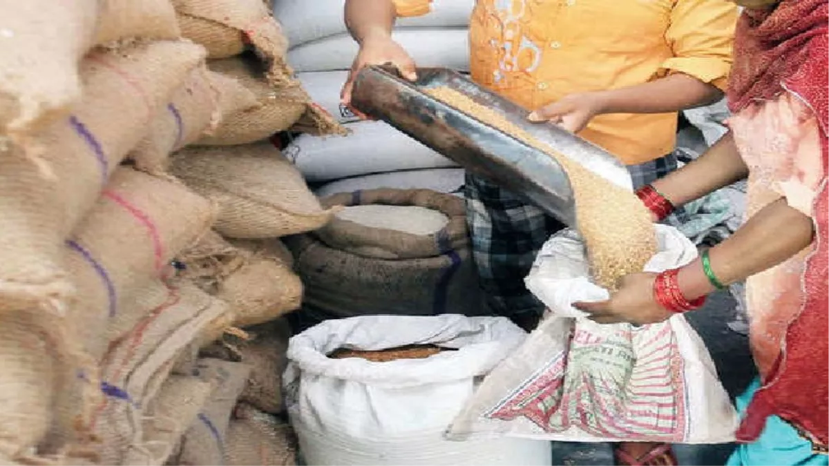 यूपी में मुफ्त राशन वितरण व्यवस्था में बदलाव, अब राशनकार्ड धारकों को चावल ज्यादा और गेहूं कम मिलेगा