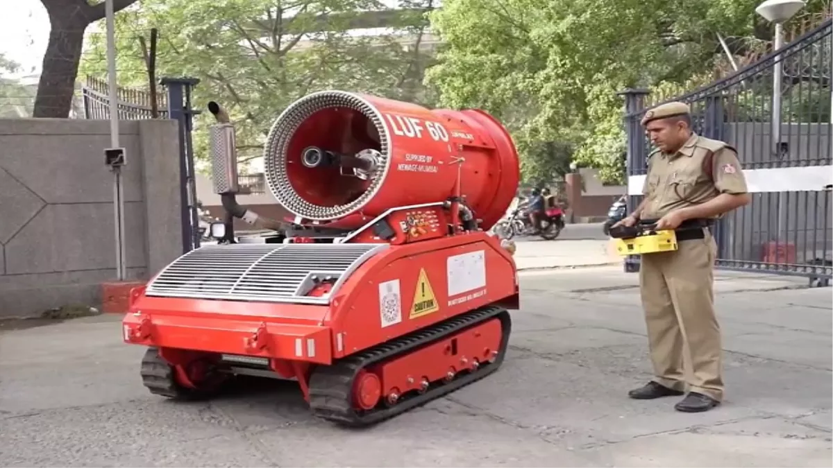 Fire Fighter Robot: दिल्ली में दमकल विभाग की टेंशन कम करेंगे रोबोट, जानिए इसकी खूबियां