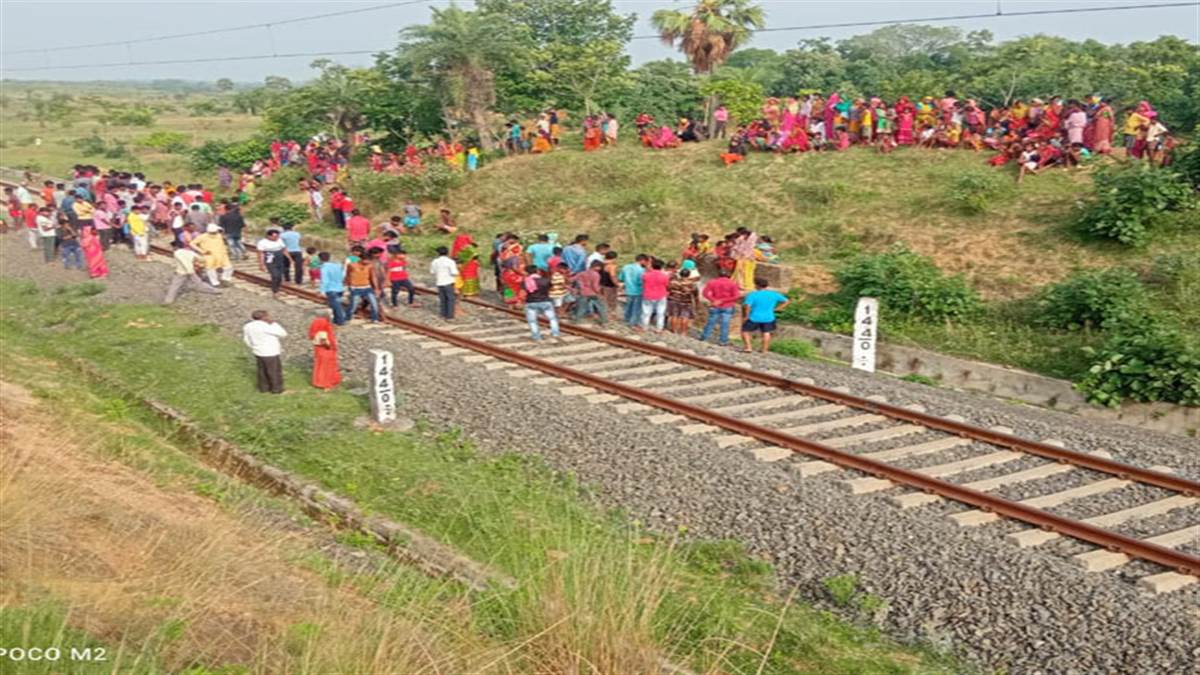 Dumka Accident: रेल की पटरी पर सिर रखकर सो रहे थे चार लोग, तीन की ट्रेन से कट कर मौत