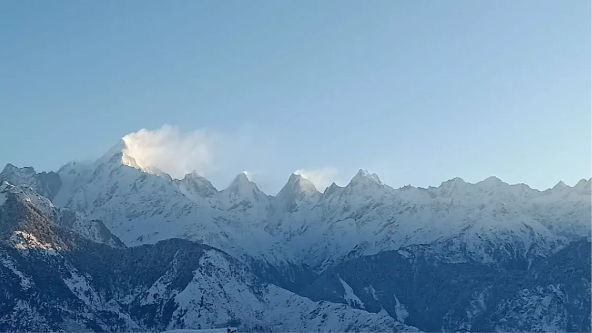 Uttarakhand Weather Update: उच्च हिमालयी क्षेत्र में हिमपात-ओलावृष्टि तो मैदान में चल रही तेज हवा