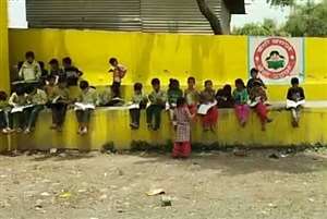 रामपुरघाट स्कूल में तीन कक्षाओं के बच्चों को खुले आसमान के नीचे तपती धूप में पढ़ाया जा रहा है।