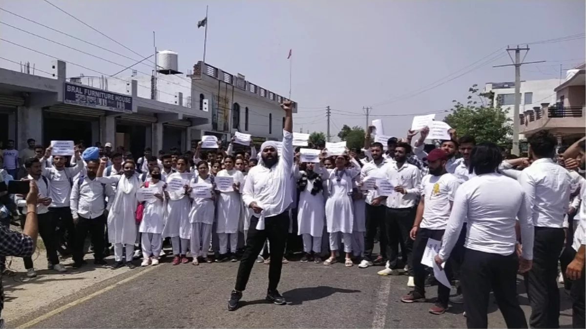 Jammu : निहारिका की मौत से गमगीन व गुस्साएं विद्यार्थियों ने किया प्रदर्शन, स्पीड ब्रेकर बनाने की मांग उठाई