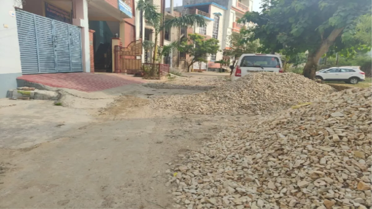 Gorakhpur News: अव्यवस्थाओं से जूझ रहे हैं वीआइपी इलाके के लोग, यहां सड़क है नहीं- पार्क बने वाहन स्टैंड