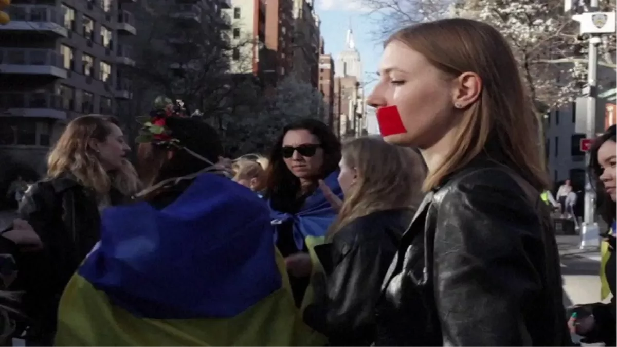 यूक्रेन में शारीरिक हिंसा के विरोध में कान्स रेड कार्पेट पर टापलेस हुई महिला, कहा- हमारा शोषण करना बंद करो