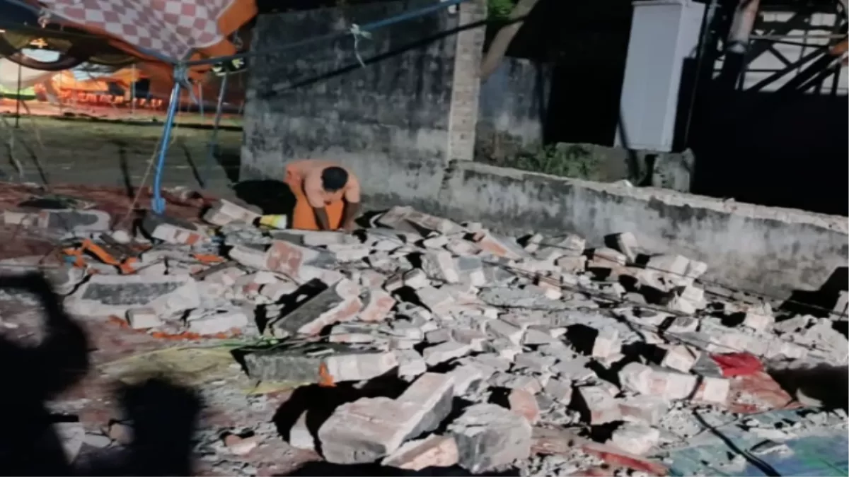 Maharajganj News: तेज आंधी से दीवार गिरने से साधु व साध्वी की मौत, एक घायल