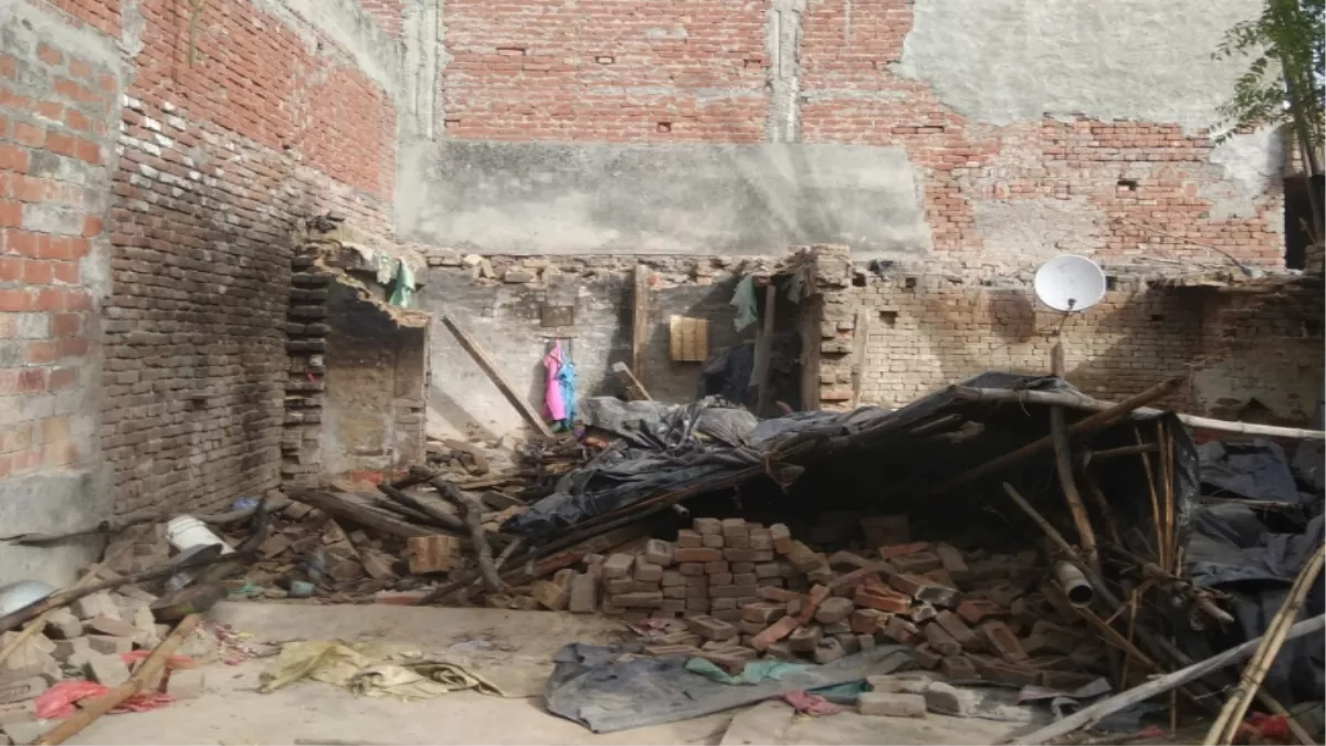 मेरठ में आफत की आंधी, कहीं गिरे पेड़ कहीं पोल, निर्माणाधीन मकान की दीवार गिरने से पांच घायल
