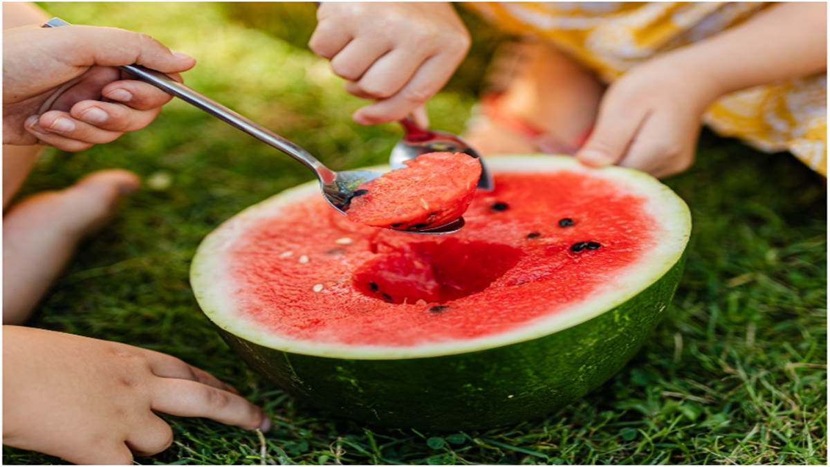 Watermelon Benefits: गर्मी में तरबूज़ को दिन के किस समय खाना चाहिए?