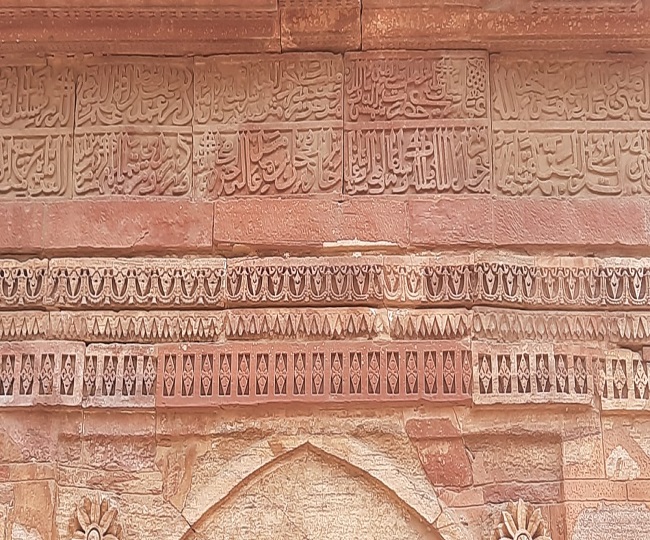 कुतुबमीनार के मुख्य द्वार के ऊपर बनी वंदनवार व लटकती घंटी की आकृति। ये चिह्न भी हिंदू संस्कृति के प्रतीक हैं।