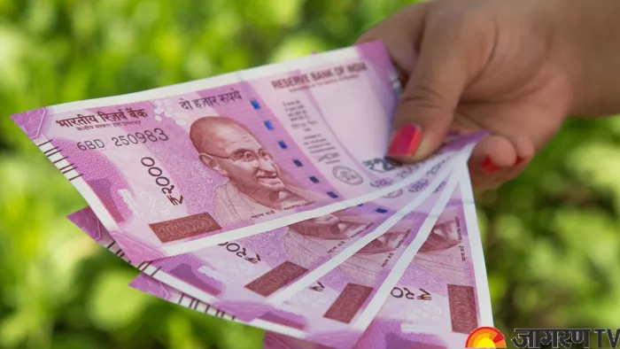 2000 Rupee Note: भारतीय रिजर्व बैंक की घोषणा के बाद लोग बाजार में दो हजार रुपये के नोट खपाने निकले