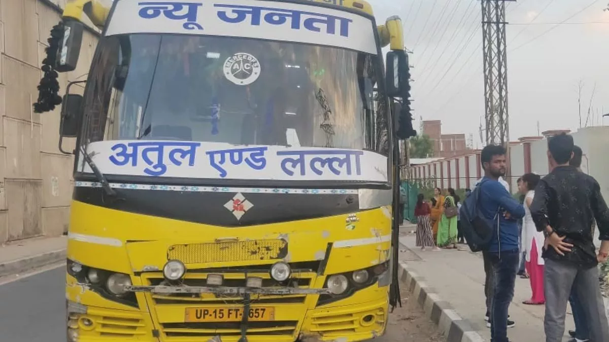 Firozabad: टोल प्लाजा पर लघुशंका को उतरीं सवारियों को छोड़कर चली गई बस, चालक की दबंगई पर महिला ने दिखाई 'पावर'