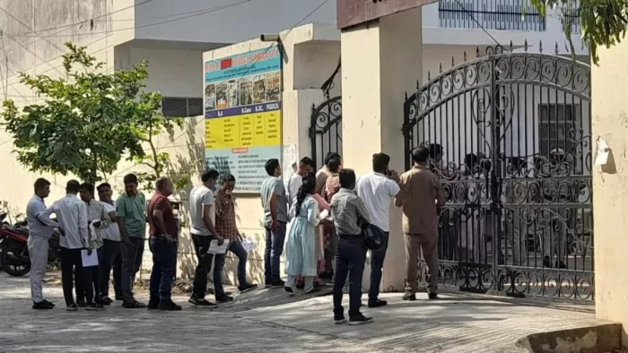 हरियाणा में एचसीएस परीक्षा को लेकर सेंटरों के बाहर लगी कतार, चेकिंग के बाद हुई एंट्री