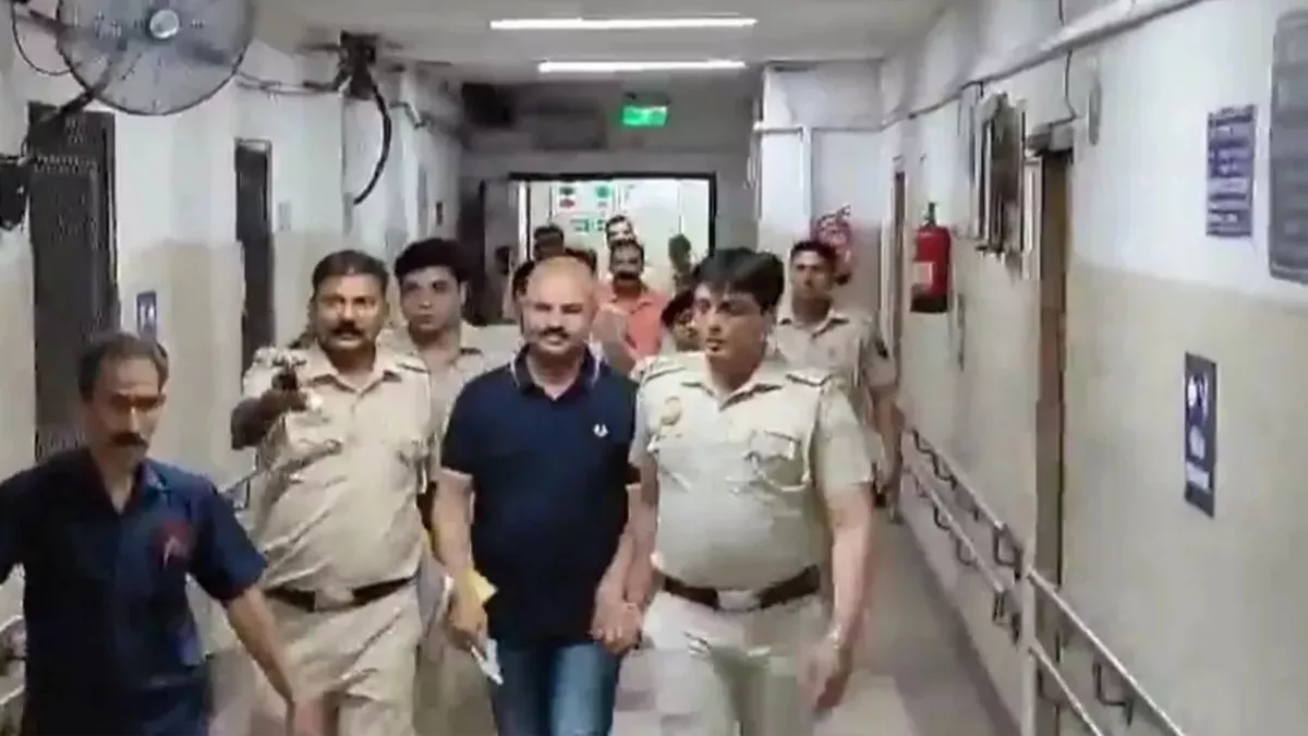 Swati Maliwal: बिभव को मुंबई क्यों ले गई दिल्ली पुलिस? बिहार के इस छोटे से गांव से गहरा नाता; खुल गया एक और राज