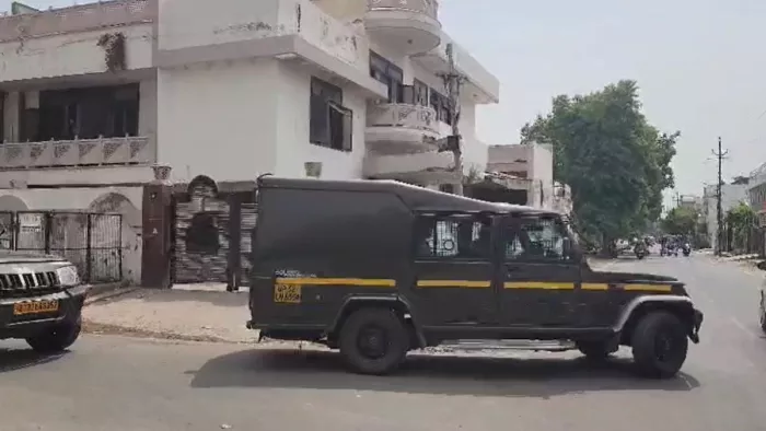 Agra News: आयकर विभाग की टीम ने दो कैश वैन में रखकर नोट भेजे बैंक।