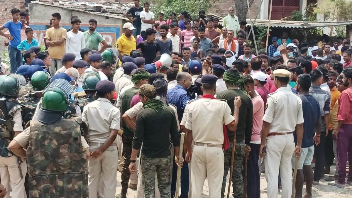 Chhapra Violence : छपरा के संवेदनशील इलाकों में केंद्रीय बलों की तैनाती,  रिपोर्ट में जताई इस बात की आशंका - deployment of central forces and internet  media closed till 23 Due to ...
