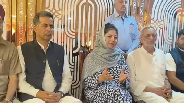 Jammu Kashmir News: राजौरी में पत्रकारों को संबोधित करती पीडीपी अध्यक्षा महबूबा मुफ्ती। जागरण