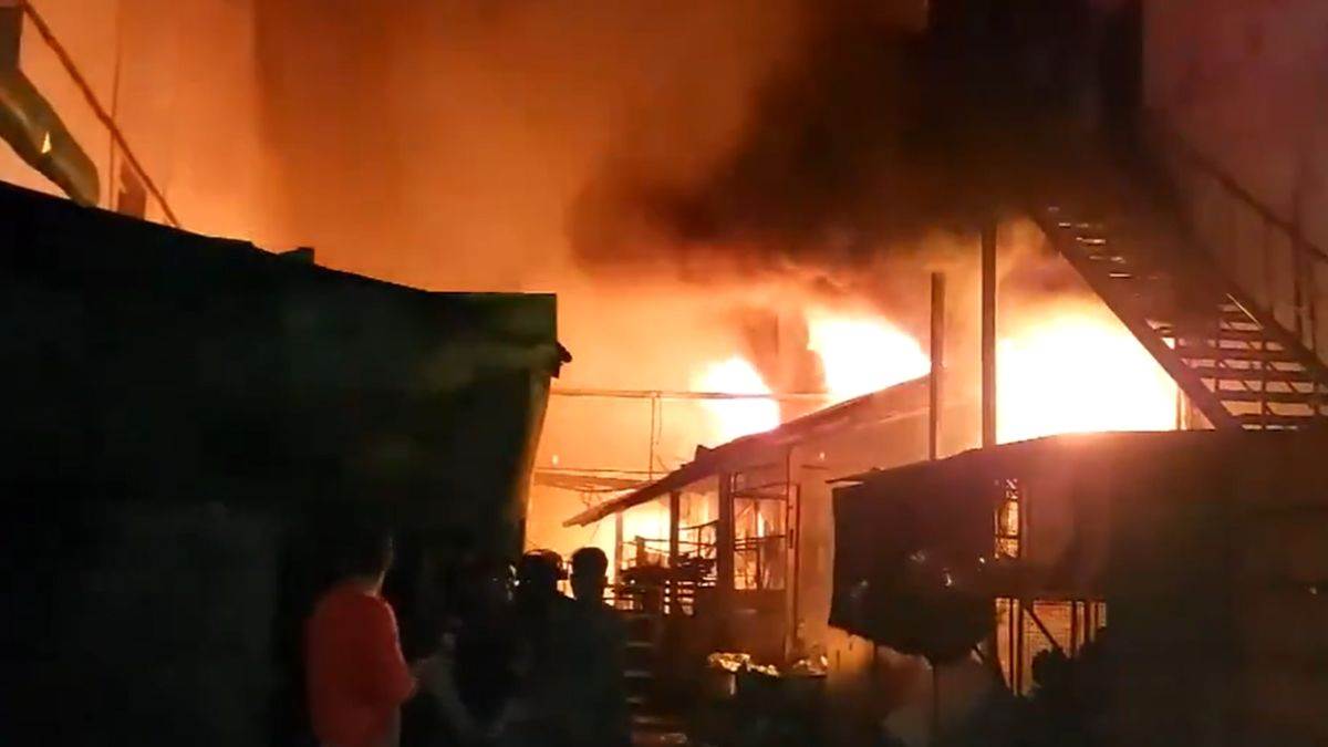 haridwar fire breaks out in the factory of kkg industries police and fire brigades present on spot
