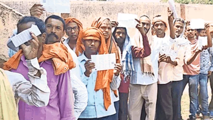 Lok Sabha Election 2024: बसंतपुर बूथ पर पुरुष वोटरों की लगी लंबी कतार।