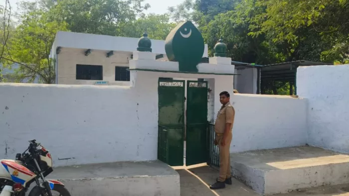 Agra News: इसी मस्जिद में मिली थी महिला की लाश।