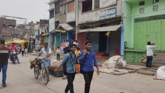 छपरा में बवाल तेज, बंद होने लगी दुकानें