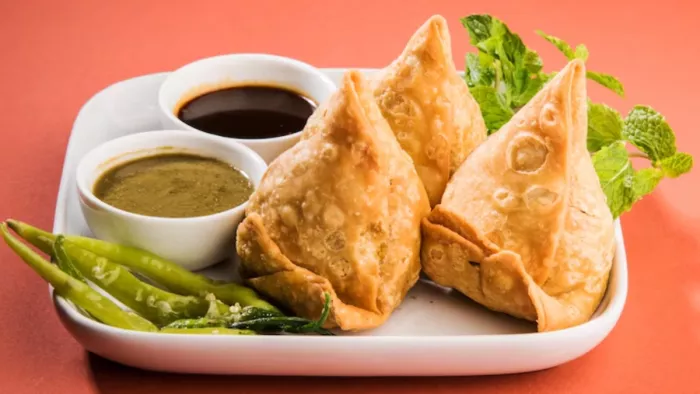 समोसा खाने से हो सकते हैं ये नुकसान। (Image Credit - Freepik)