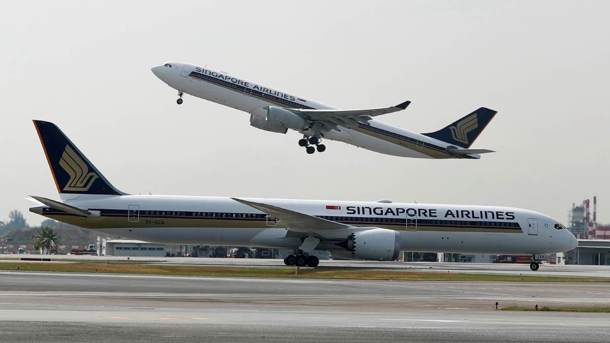 singapore airlines flight makes emergency landing in bangkok one dead 30 injured