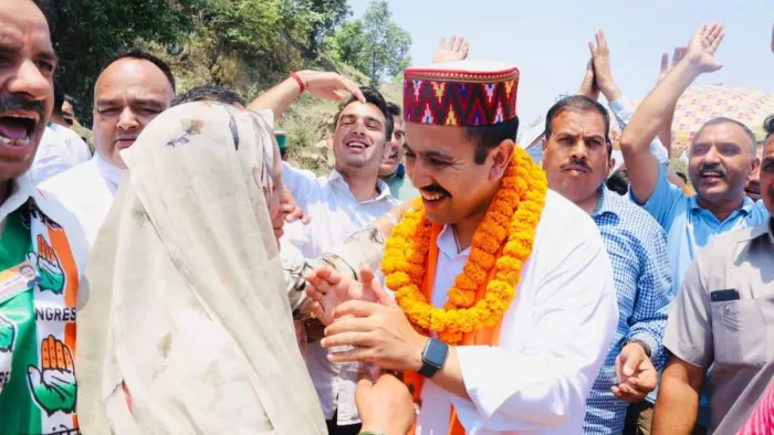 विक्रमादित्य बोले- कंगना अब सिर्फ दस दिन के लिए मंडी में हैं