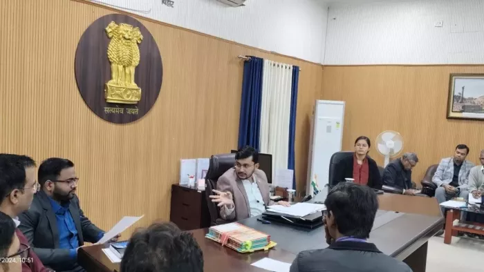 वासभूमि उपलब्ध नहीं कराने पर सात अंचलाधिकारियों का वेतन बंद
