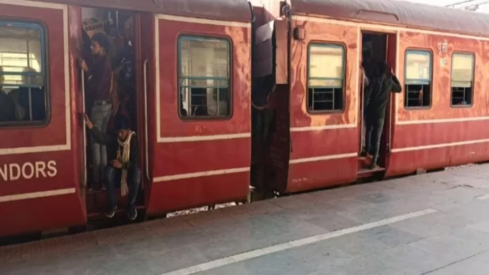 ट्रेन में खड़े होकर सफर करते यात्रियों का फाइल फोटो।जागरण