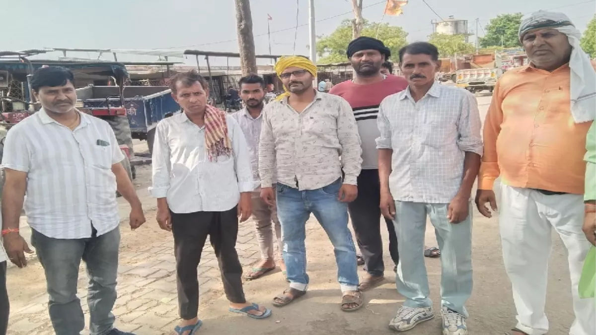 भई शौचालय में ताला कौन लगाता है? किसान व दुकानदार शौच करने के लिए घूम रहे इधर-उधर