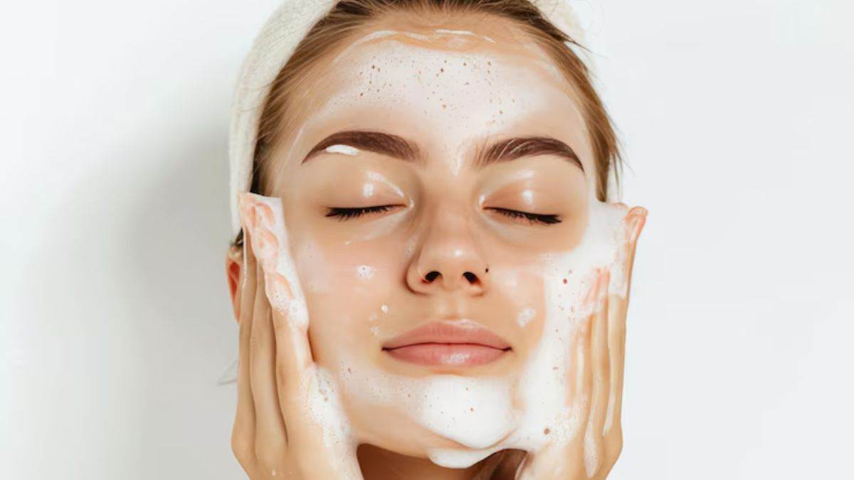 https://www.jagranimages.com/images/newimg/21052025/21_05_2025-dermatologist_recommended_face_wash_23942980.jpg