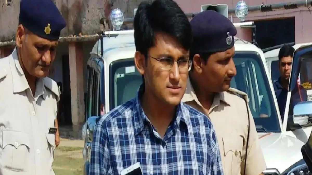 Bihar: क्लर्क के पास मिली ऐसी चीज, पुलिस ने घर से ही दबोच लिया; फिर DM ने भी कर दिया सस्पेंड