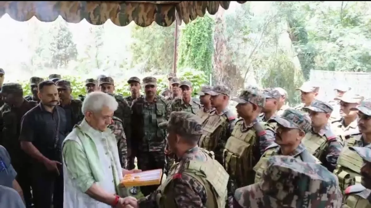Jammu and Kashmir News:  पुंछ दौरे के दौरान सेना के जवानों से मिले उपराज्यपाल, सेना के जवानों का बढ़ाया मनोबल