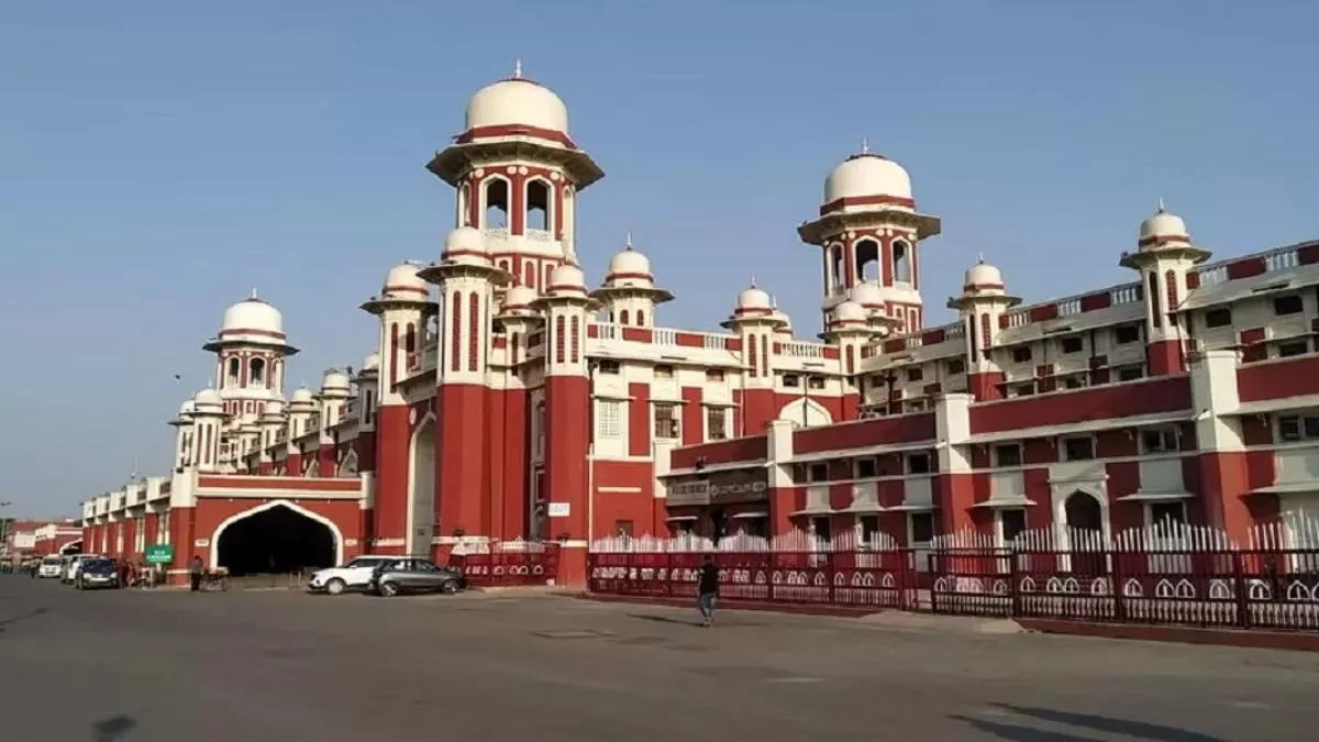 Lucknow News: राजधानी के इस सरकारी स्‍कूल पर चलेगा रेलवे का बुलडोजर, नोट‍िस जारी