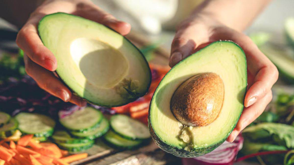https://www.jagranimages.com/images/newimg/21052025/21_05_2025-the_right_way_to_eat_avocados_23943217.jpg