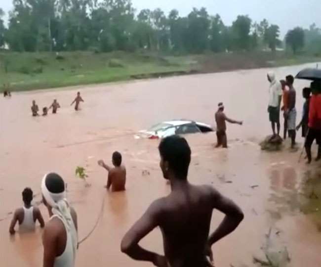 सात फेरे लेकर निकली नई नवेली जोड़ी की कार नदी में बही, बाल-बाल बचे दूल्‍हा-दुल्‍हन; पूरे इलाके में चर्चा