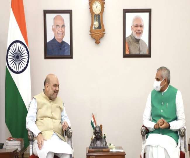amit shah meets gujarat governor acharya devvrat and vijay rupani speculation of cabinet expansion intensifies