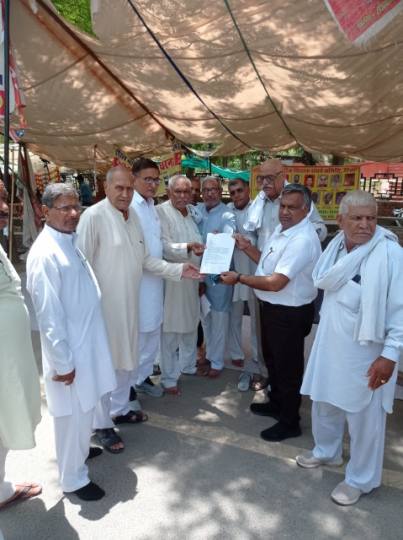 kisan sabha presented a memorandum to the tehsildar by demonstrating against the agneepath scheme